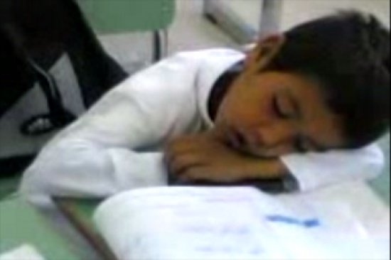 مقطع طريف لطفل نائم في الفصل