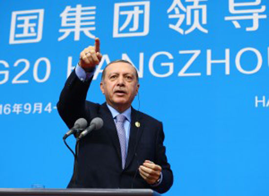 أردوغان يوبخ الغرب لموقفهم من اللاجئين: منظوركم لهم على أساس عنصري أردوغان يوبخ الغرب لموقفهم من اللاجئين: منظوركم لهم على أساس عنصري