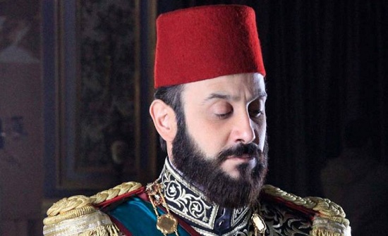 فيديو| قصيّ خولي يضرب النجمة كندة حنّا!
