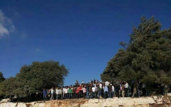 المئات من ابناء عجلون يحفرون في " خربة هرقله " بحثا عن الذهب المئات من ابناء عجلون يحفرون في " خربة هرقله " بحثا عن الذهب