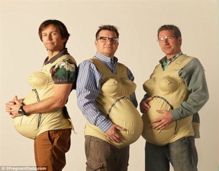 بالفيديو والصور.. 3 رجال خاضوا تجربة الحمل لمدة شهر