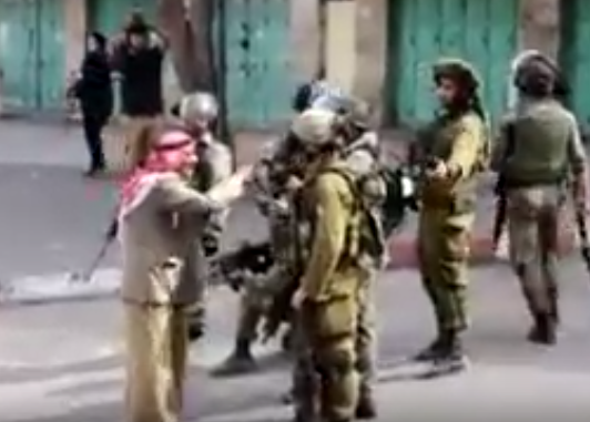 الفلسطيني المسن الذي ظهر وهو يتصدى لجنود الاحتلال يروي قصة الفيديو