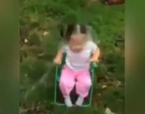 ردة فعل طفلة بريطانية عند قيامها بتحدي الثلج