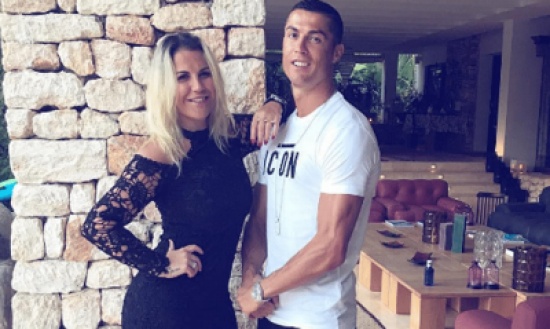 شاهد: رجل أعمال مصري يتقدم للزواج من شقيقة رونالدو بخاتم ألماس شاهد: رجل أعمال مصري يتقدم للزواج من شقيقة رونالدو بخاتم ألماس