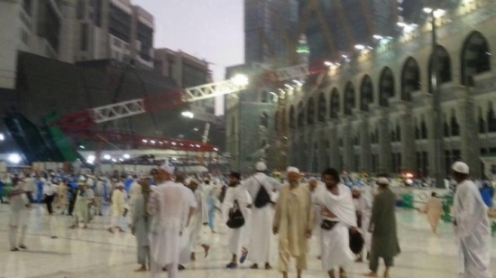 بدء ترميم آثار سقوط رافعة في الحرم المكي بعد مصرع 107 أشخاص بدء ترميم آثار سقوط رافعة في الحرم المكي بعد مصرع 107 أشخاص