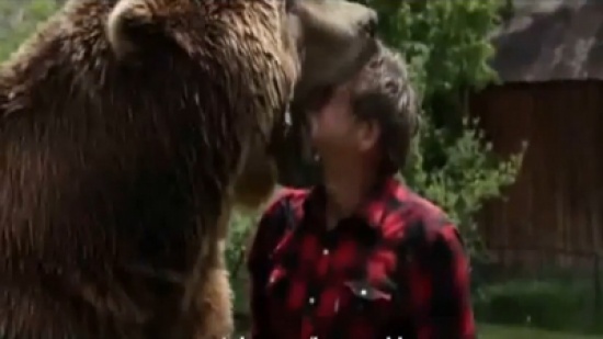 أمريكي مغامرا برأسه يضعه بين فكيّ دب ضخم