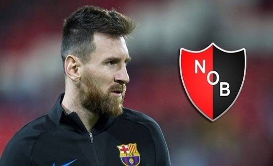 ميسي يتلقى هدية خاصة من فريقه السابق