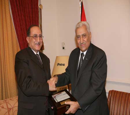النسور يتسلم نسخة من التقرير الاقتصادي والاجتماعي الاول لسنة 2012 النسور يتسلم نسخة من التقرير الاقتصادي والاجتماعي الاول لسنة 2012