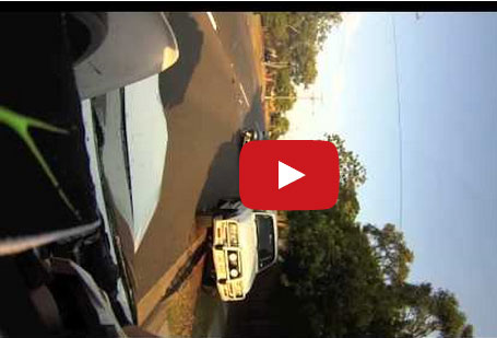 سيارة تتحول إلى مدرج لهبوط سائقي الدراجات النارية