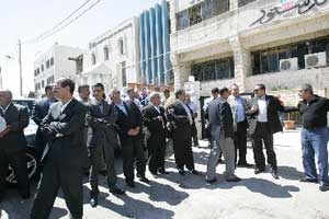 لجنة العاملين في الدستور تعلق الاعتصام انتظارا لنتائج المفاوضات 