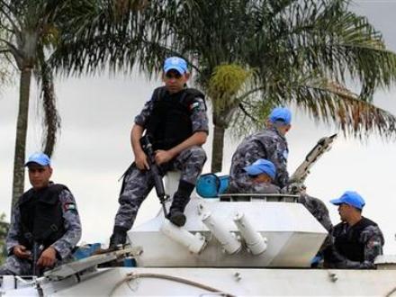 القوة الاردنية بساحل العاج تشارك بإخماد حريق بأحد المخيمات