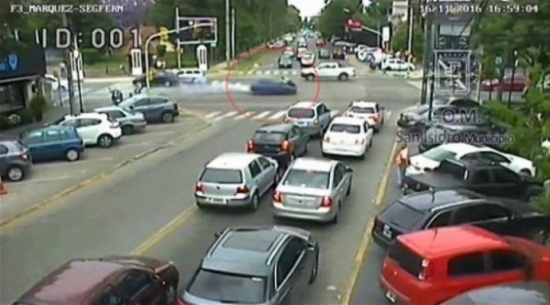 سائقة تجر شرطي مرور في الشارع لمسافة 300 متر!