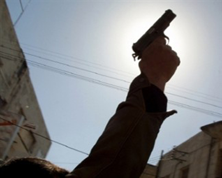 الزرقاء : مطلق نار يقتل نفسه ويصيب آخر بالخطأ في حفل زفاف الزرقاء : مطلق نار يقتل نفسه ويصيب آخر بالخطأ في حفل زفاف