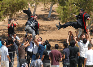 استمرار احتفالات الجامعة الهاشمية بتخريج طلبة كليات: الاقتصاد والطفولة والسياحة