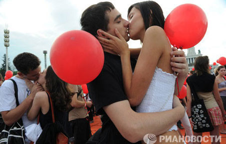 اليوم الدولي للتقبيل 