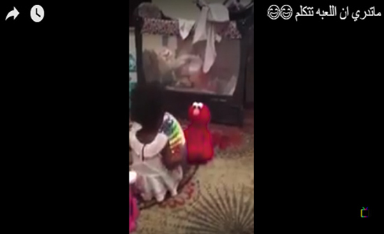 بالفيديو: رد فعل طفلة لحظة تكلم دمية أمامها