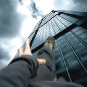 وفاة عامل وافد اثر سقوطه داخل صومعه