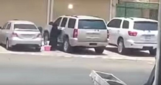 فيديو: إمرأتان تغسلان سيارة بأحد أحياء السعودية فيديو: إمرأتان تغسلان سيارة بأحد أحياء السعودية
