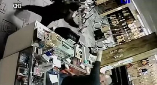 شاهد..  سارق يدعي الموت لخداع صاحب المحل !