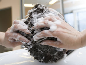 اب يسمم طفلنه بمادة كيماوية خطأ