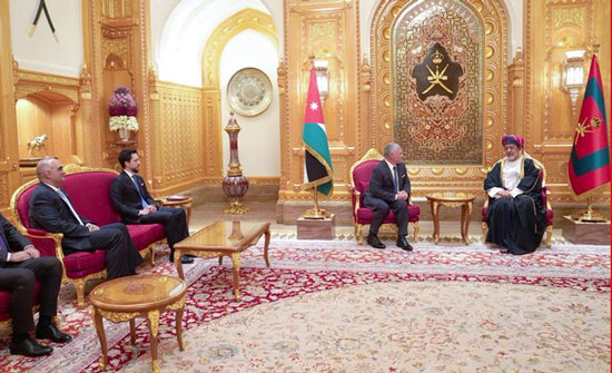 الملك وسلطان عُمان يتبادلان وسامين رفيعين الملك وسلطان عُمان يتبادلان وسامين رفيعين