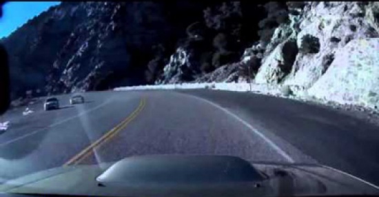 شاهد..  رجل يفقد السيطرة على سيارته ويسقط من فوق جبل