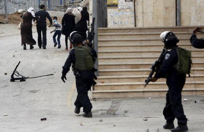 عائلات فلسطينية تنزح من الخليل مع استمرار “التوتر” واعتداءات المستوطنين عائلات فلسطينية تنزح من الخليل مع استمرار “التوتر” واعتداءات المستوطنين