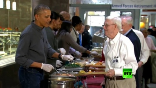 أوباما وزوجته يقدمان أطباق عيد الشكر للجنود