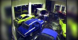 بالفيديو.. لحظة سرقة سيارة ثمينة في أقل من 60 ثانية