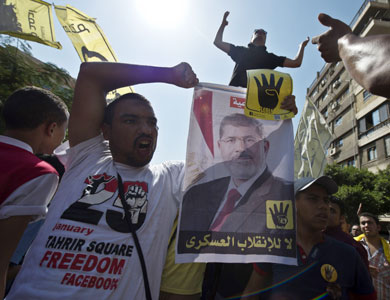 قتيلان و12 مصاباً في اشتباكات بين عناصر الأمن وأنصار مرسي قتيلان و12 مصاباً في اشتباكات بين عناصر الأمن وأنصار مرسي