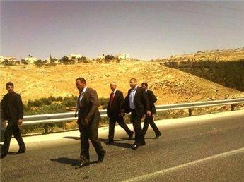 اسرائيليون يجبرون رئيس وزراء فلسطين النزول من مركبته والسير على الاقدام !