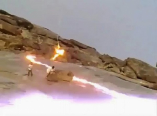 صاعقة رعدية تضرب صخرة وعليها أب وطفلاه