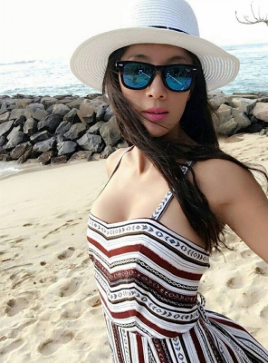 بالصور.. أم تحير الإنترنت تظهر كعشيقة ابنها