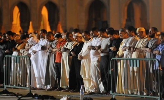 حكم من يصلي جماعة مع الإمام وهو خارج المسجد حكم من يصلي جماعة مع الإمام وهو خارج المسجد