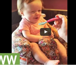 شاهد.. رد فعل طفلة تتذوق الطعام لأول مرة في حياتها