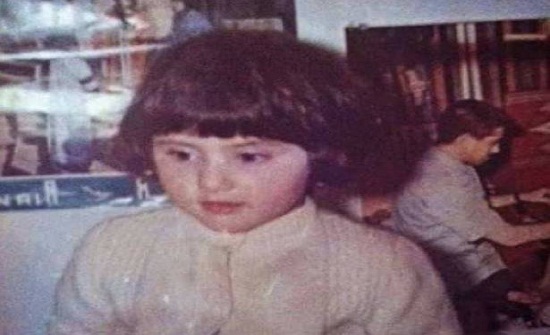 بالصورة: هذه الطفلة أصبحت نجمة عربية فاتنة.. خمنوا من هي!