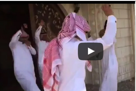 شاهد.. كيف احتفل سعودي بإنجاب طفل بعد 20 عاما من الزواج