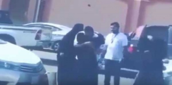 فيديو: أسرة سعودية تفاجأ ابنتها بالهدايا يوم تخرجها أمام مدرستها فيديو: أسرة سعودية تفاجأ ابنتها بالهدايا يوم تخرجها أمام مدرستها