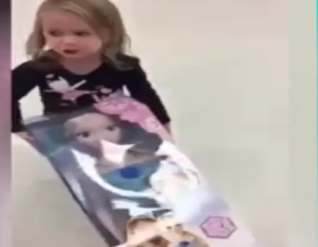 بالفيديو.. طفلة تقنع والدها بسرقة دمية "ملكة الثلج"