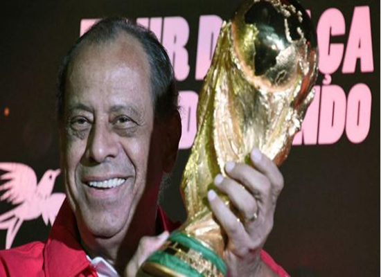البرازيل تنعى لاعبها المتميز "كارلوس ألبرتو"