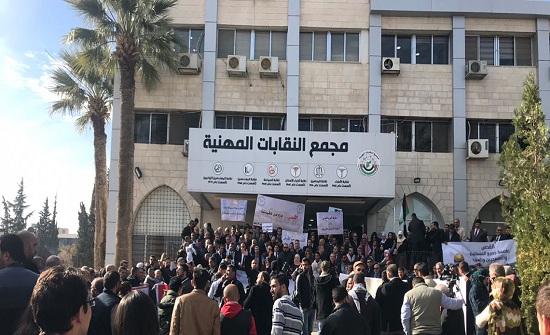 صور : وقفة امام النقابات احتجاجا على قانون الضريبة