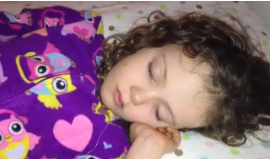 فتاة تخلع سنّ أختها وهي نائمة !!