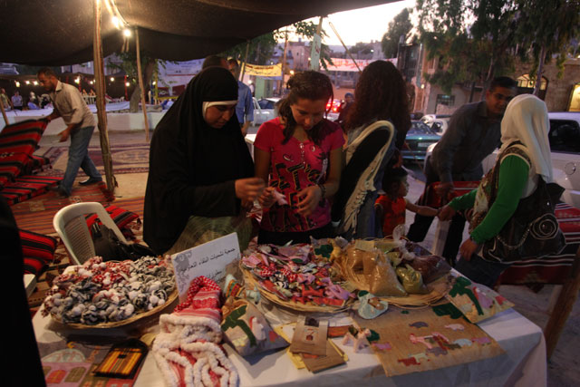 اركان مهرجان الفحيص تضج بالحياة! اركان مهرجان الفحيص تضج بالحياة!