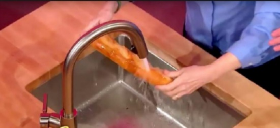 فيديو| غمرت الخبز بالماء.. والنتيجة لا تصدق! فيديو| غمرت الخبز بالماء.. والنتيجة لا تصدق!