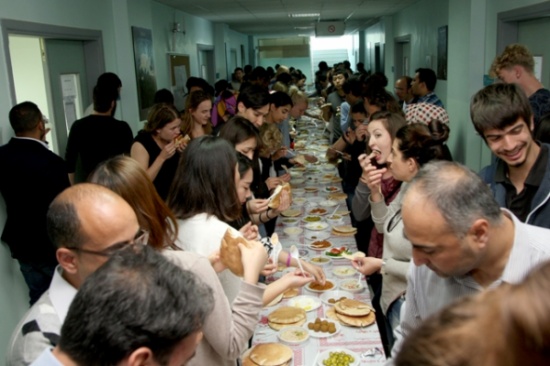 (لغات الأردنية) يقيم حفل إفطار جماعي لطلبته الأجانب الدارسين فيه