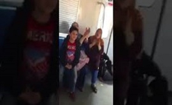 زغاريد وأغان لسيدات في المترو احتفالًا بقرب زفاف فتاة (فيديو) زغاريد وأغان لسيدات في المترو احتفالًا بقرب زفاف فتاة (فيديو)