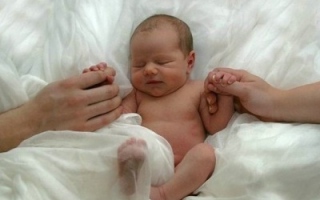 مقص ينقذ حياة طفلة