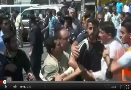 لقطات فيديو لأبو هلالة أثناء عراكه مع من اعتدى عليه باعتصام ساحة النخيل ( فيديو )