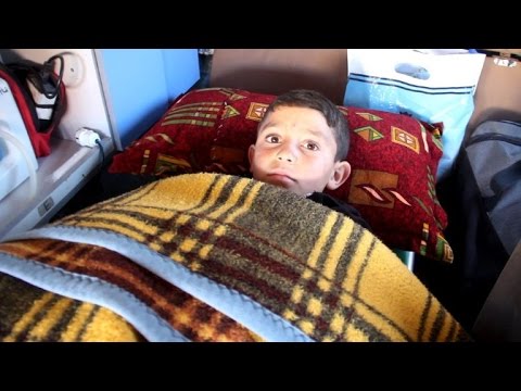 الطفل السوري صاحب العبارة الشهيرة “بابا شيلني” يروي مشاهد مؤثرة لفقدان والدته وأخته “شاهد” الطفل السوري صاحب العبارة الشهيرة “بابا شيلني” يروي مشاهد مؤثرة لفقدان والدته وأخته “شاهد”