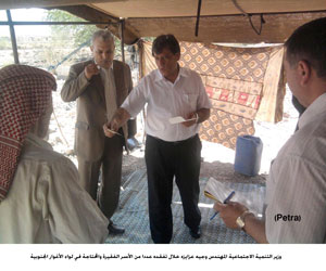 وزير التنمية الاجتماعية يتفقد الاسر الفقيره في الاغوار 